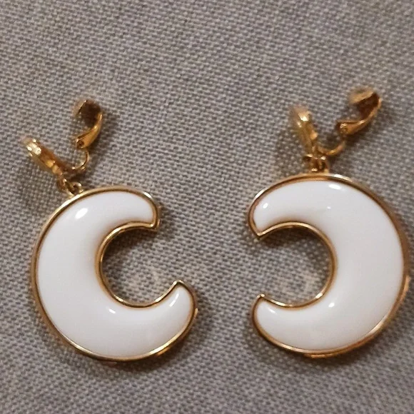 Women's Vintage Matching Necklace & Earring set. - Picture 3 of 4